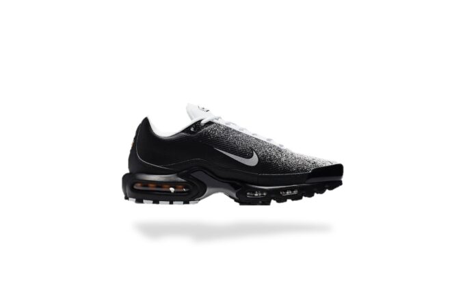 AIR MAX PLUS TN BLACK WHITE SPRAY PAINT