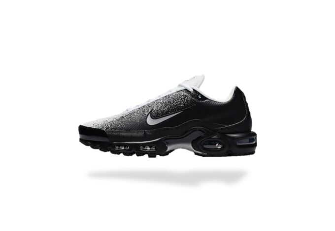 AIR MAX PLUS TN BLACK WHITE SPRAY PAINT