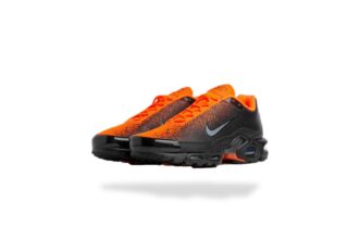 AIR MAX PLUS TN SE HYPER CRIMSON  SPRAY PAINT 