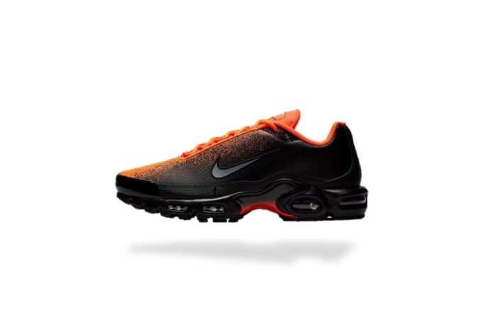 AIR MAX PLUS TN SE HYPER CRIMSON  SPRAY PAINT 