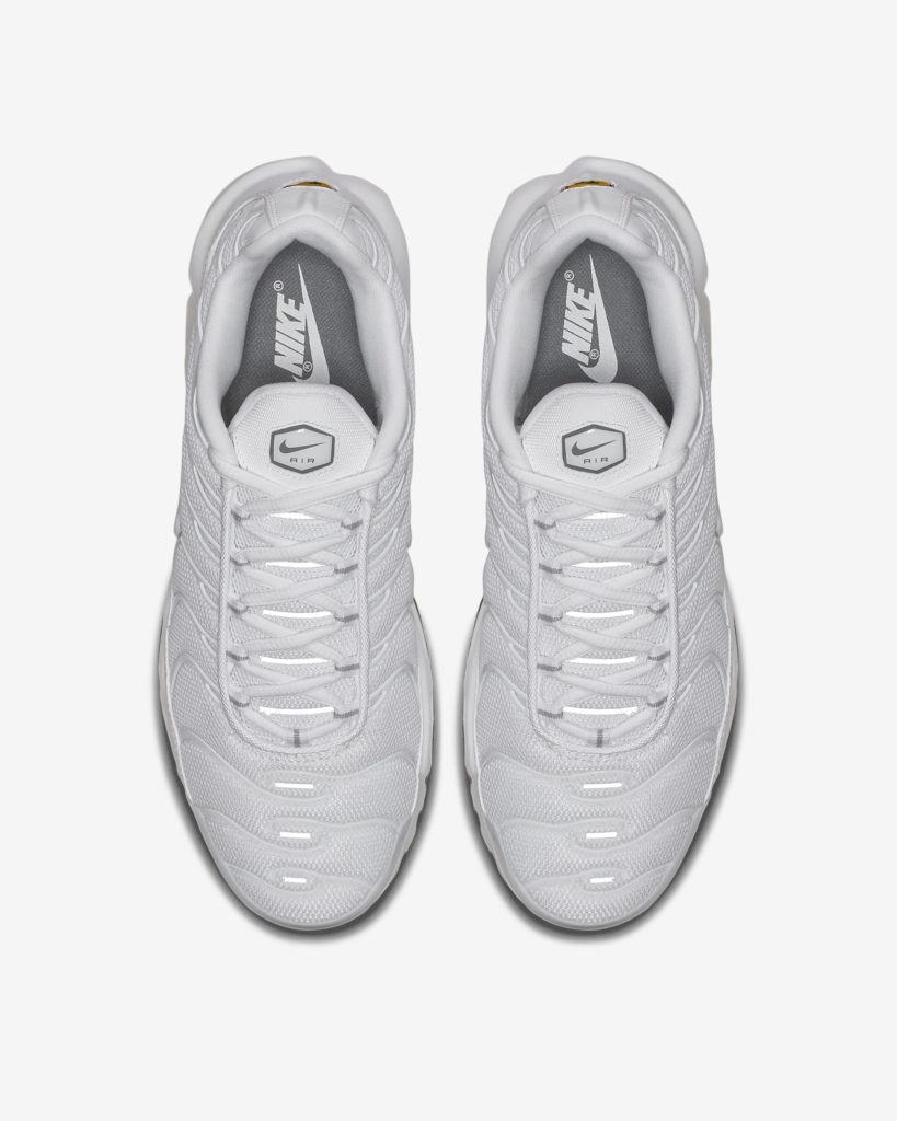 paire blanche de basket Nike Air Max Plus