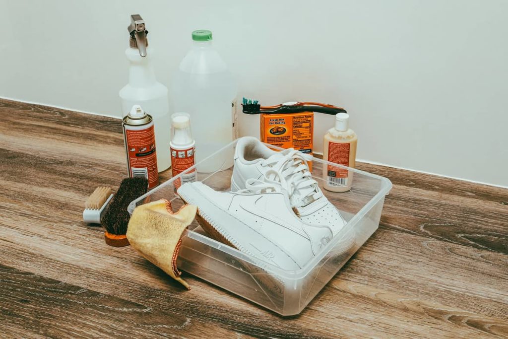 ingrédients pour nettoyer des taches recalcitrantes sur ses baskets Nike blanches