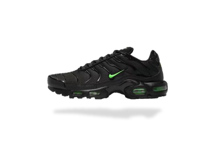 NIKE AIR MAX PLUS TN BLACK GREEN STRIKE
