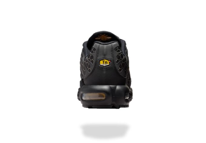 NIKE AIR MAX PLUS TN MANCHESTER BLACK HONEY